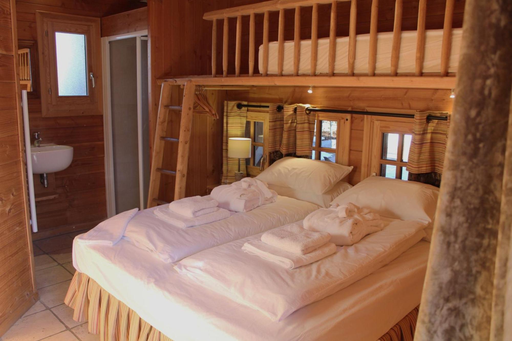 Cosy 4 Bedroom Chalet With Hot Tub Saint-Marcel  Εξωτερικό φωτογραφία
